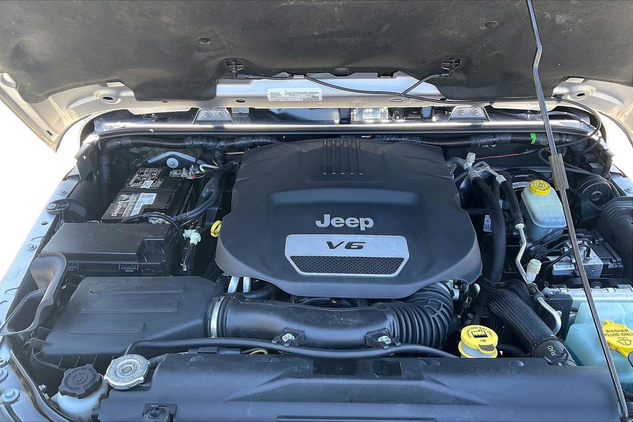 Used 2017 Jeep Wrangler Unlimited Sahara w/ Connectivity Group image 34