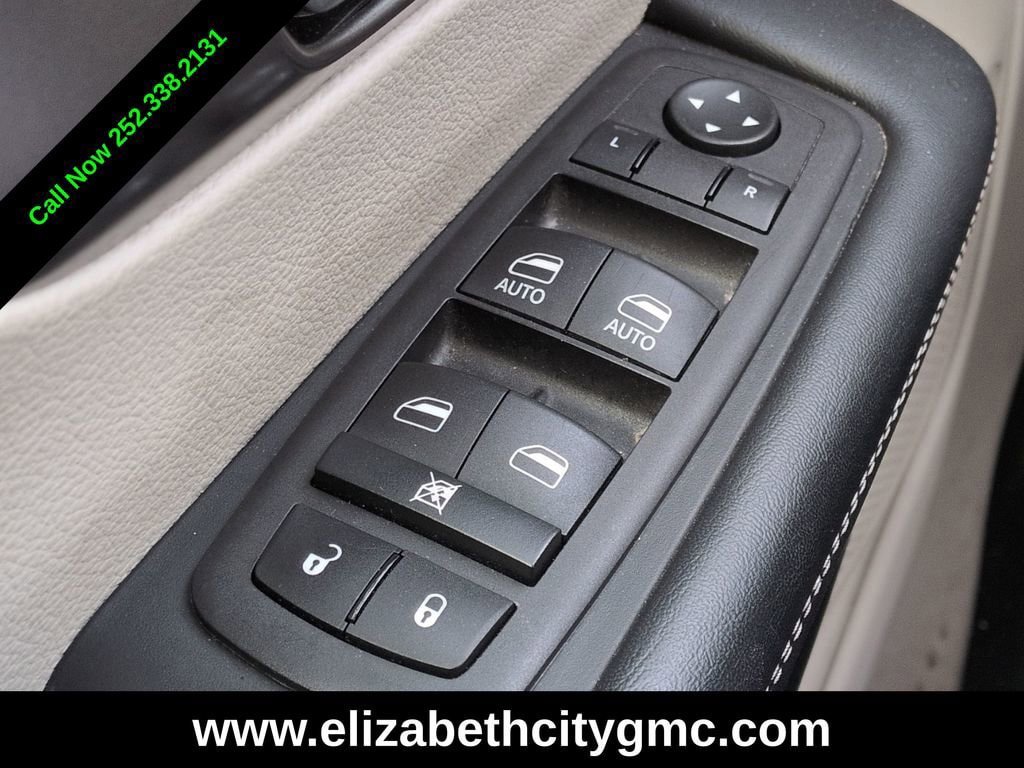 Used 2023 Chrysler Pacifica Touring-L FWD image 26