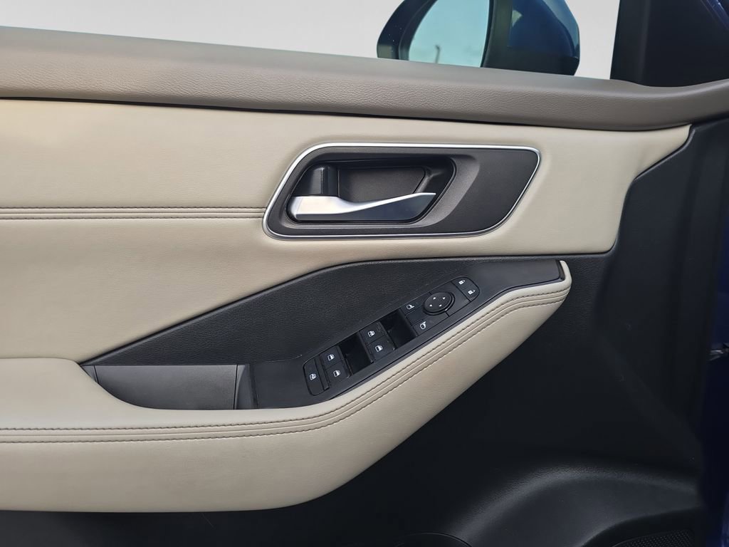 Used 2021 Nissan Rogue SV w/ Premium Package image 11