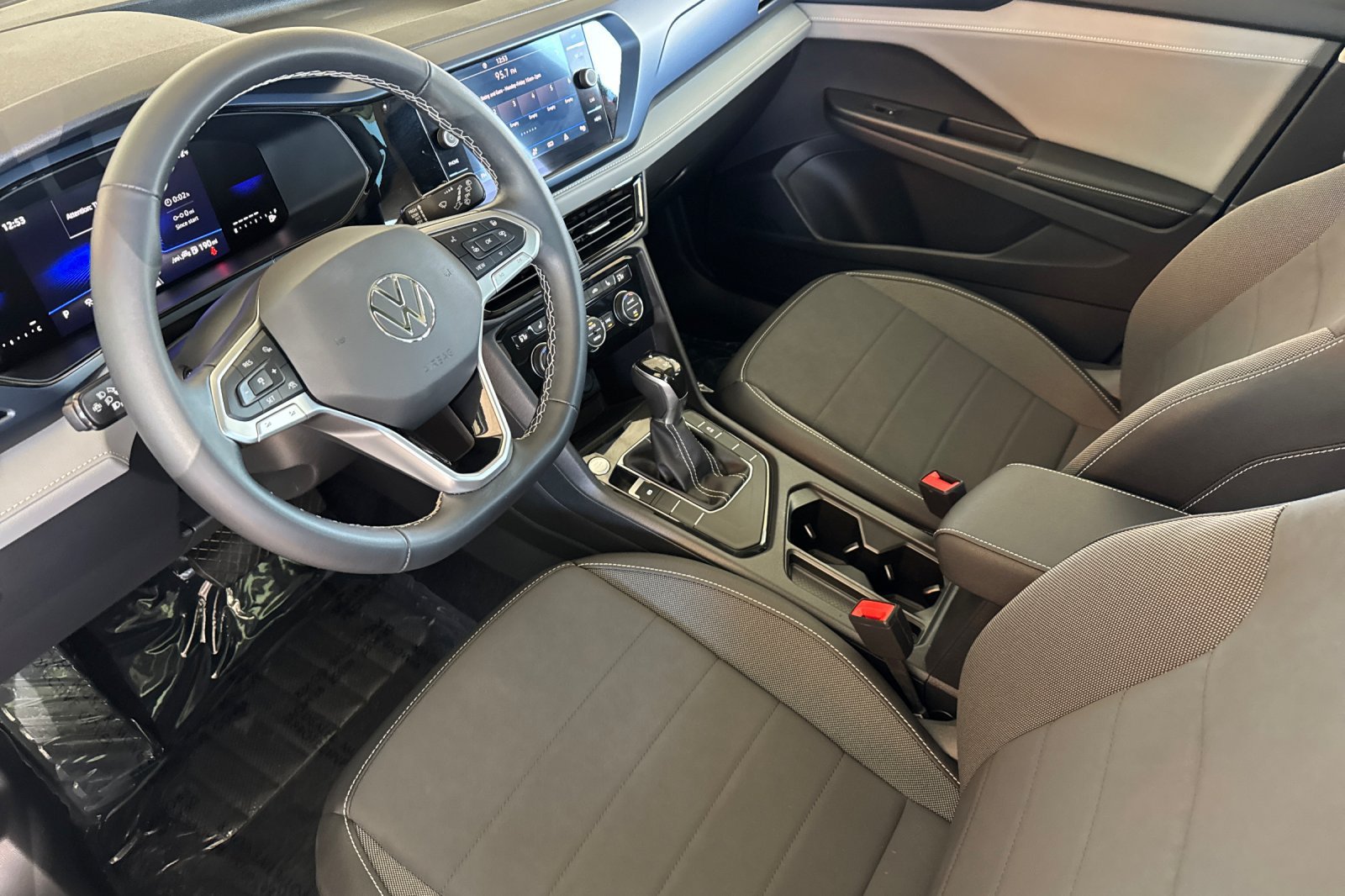 Used 2024 Volkswagen Taos SE w/ Panoramic Sunroof Package FWD image 10