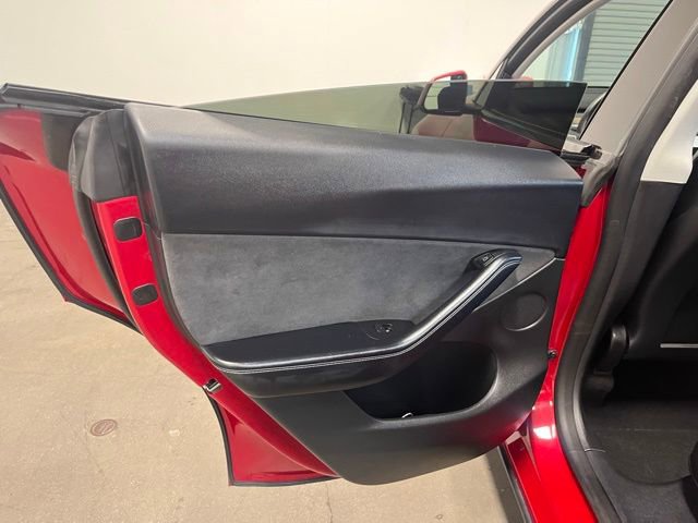 Used 2022 Tesla Model Y Long Range image 18