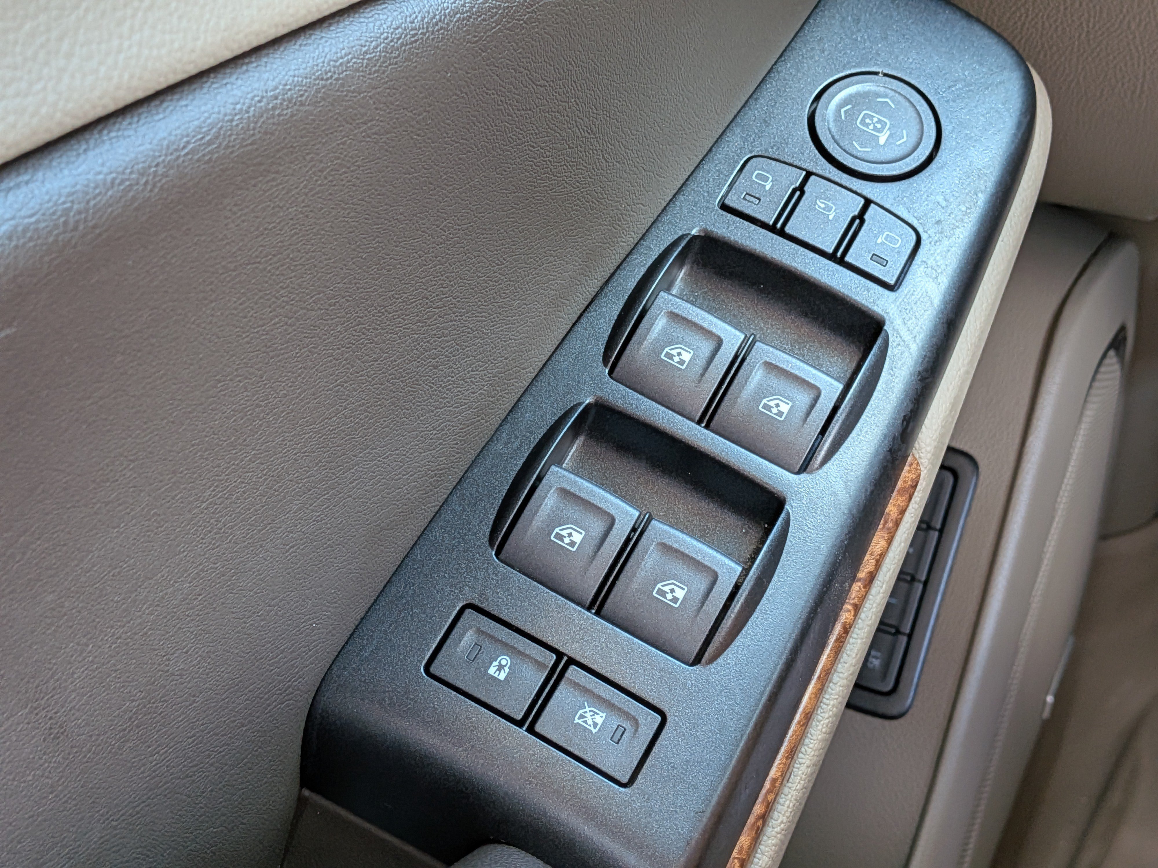 Used 2019 Chevrolet Suburban Premier AWD/4WD image 23