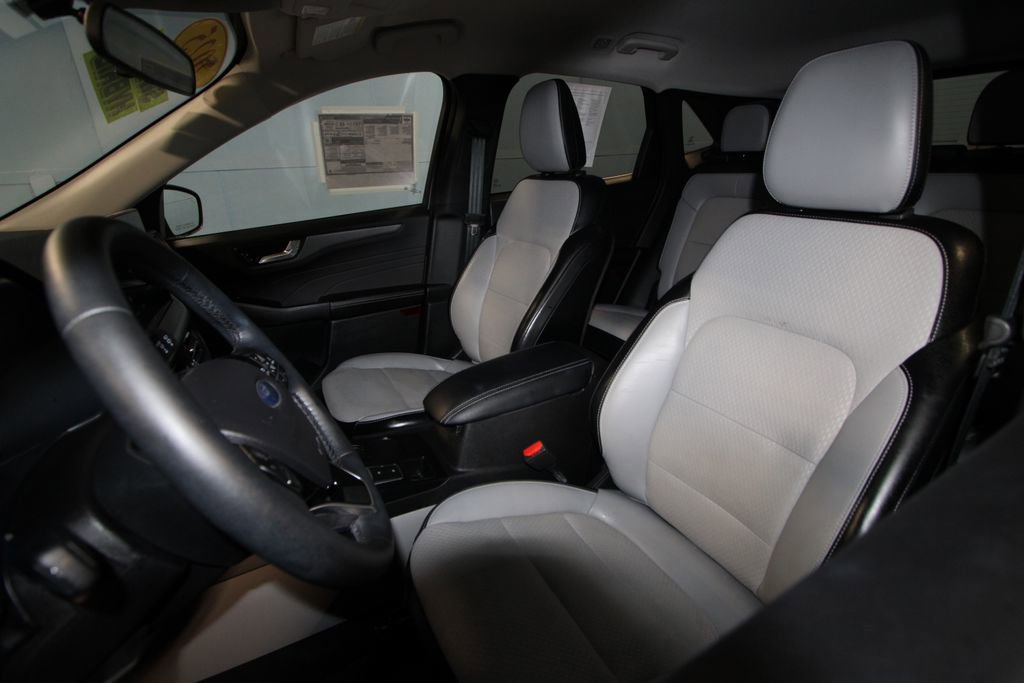 Used 2025 Ford Escape SE image 4