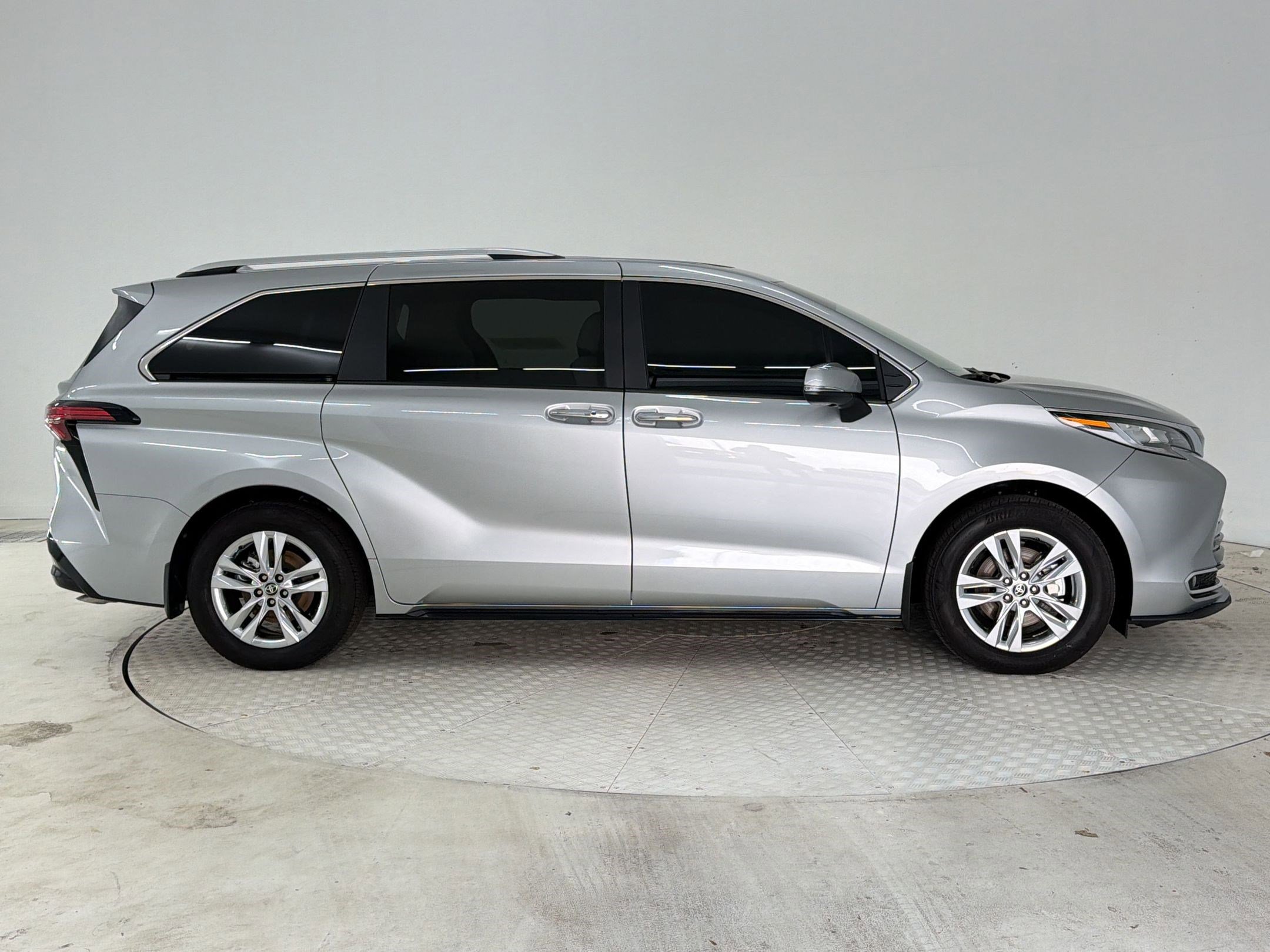 Used 2025 Toyota Sienna Limited image 8