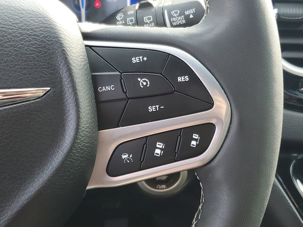 Used 2025 Chrysler Pacifica Select image 17