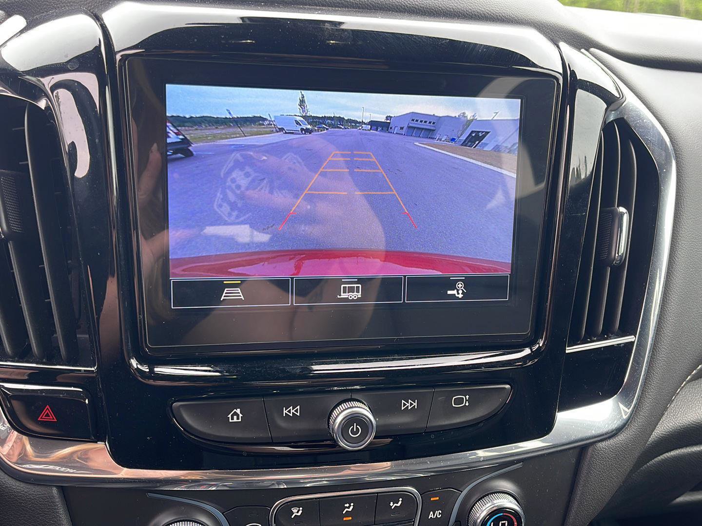 Used 2023 Chevrolet Traverse LT FWD image 18