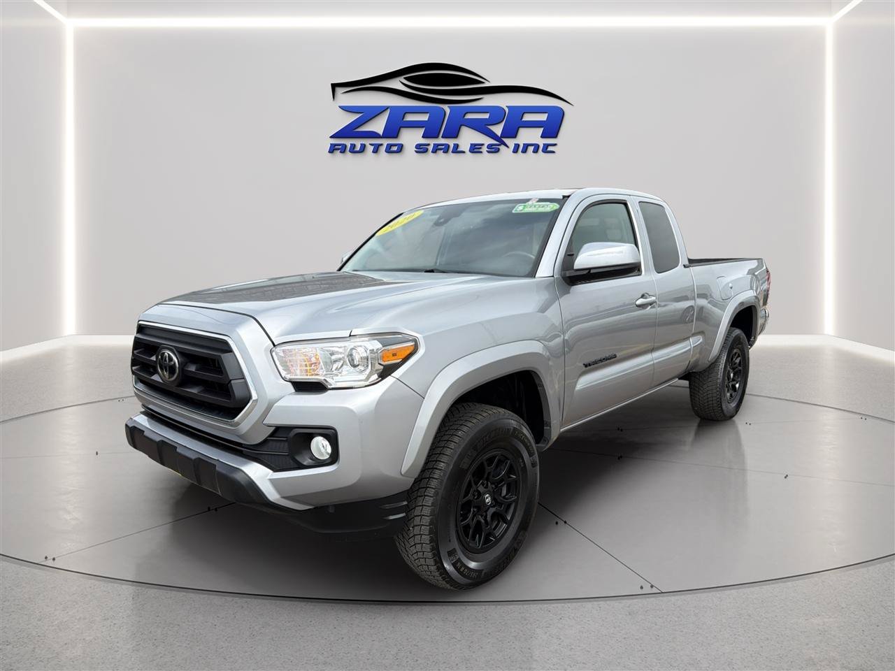 Used 2020 Toyota Tacoma SR5 w/ Blackout Package AWD/4WD image 3