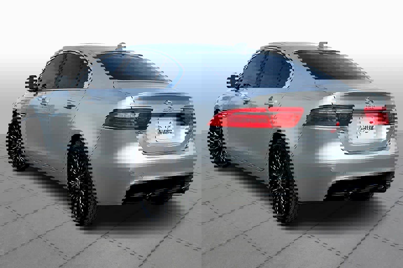 Used 2018 Jaguar XE Premium image 11