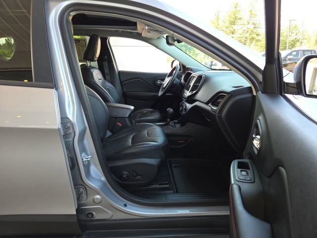 Used 2019 Jeep Cherokee Trailhawk AWD/4WD image 51
