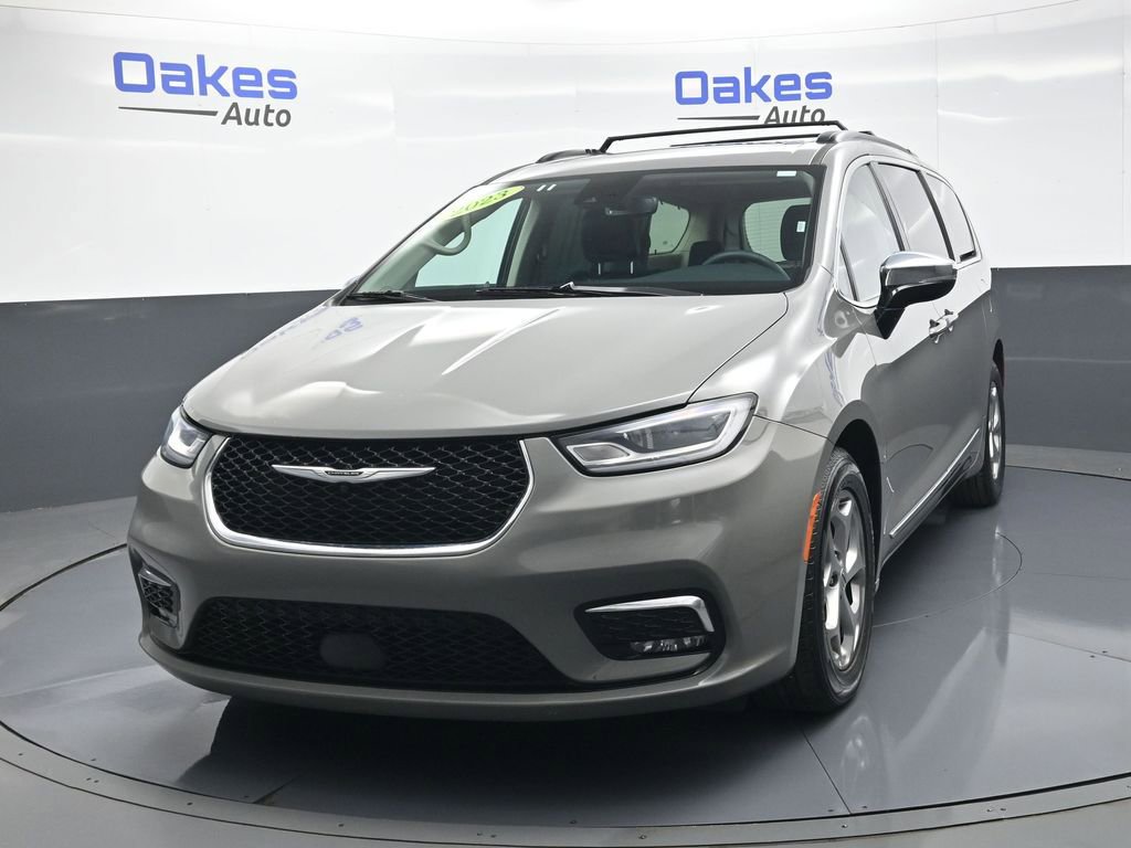 Used 2023 Chrysler Pacifica Limited image 4