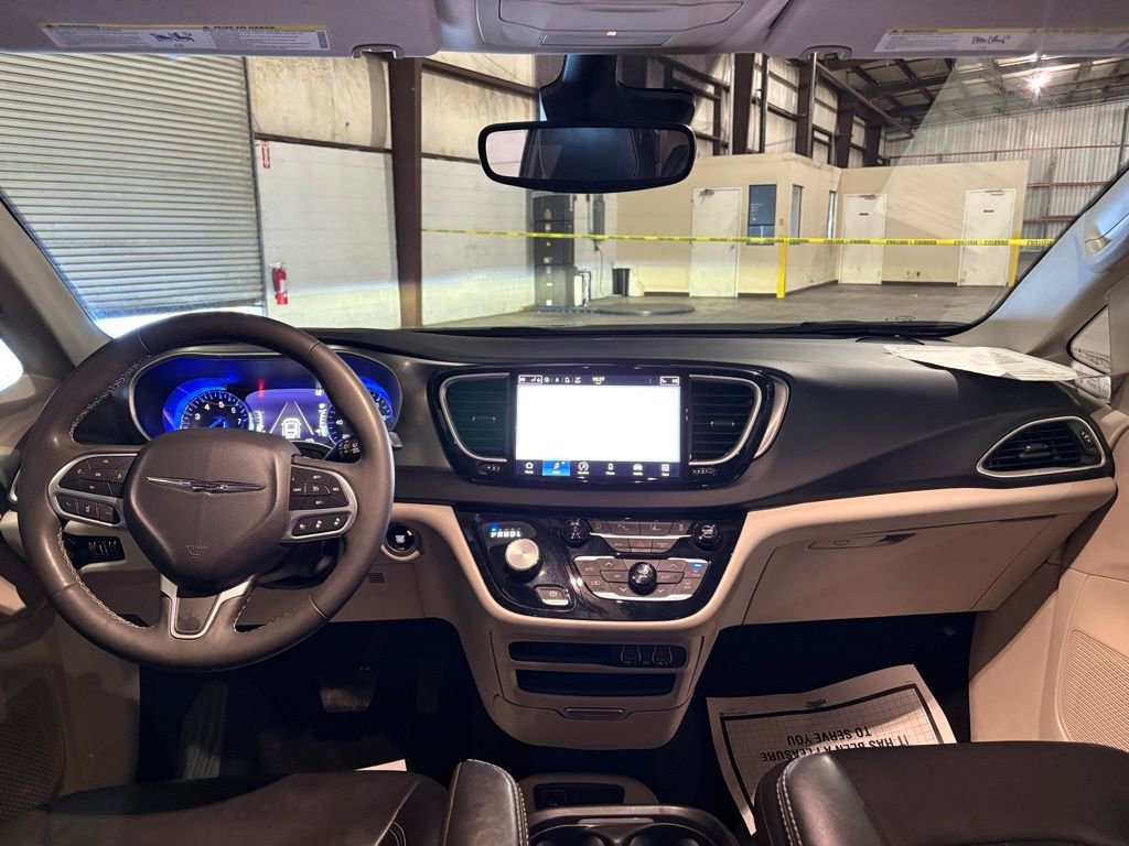 Used 2023 Chrysler Pacifica Touring-L image 21