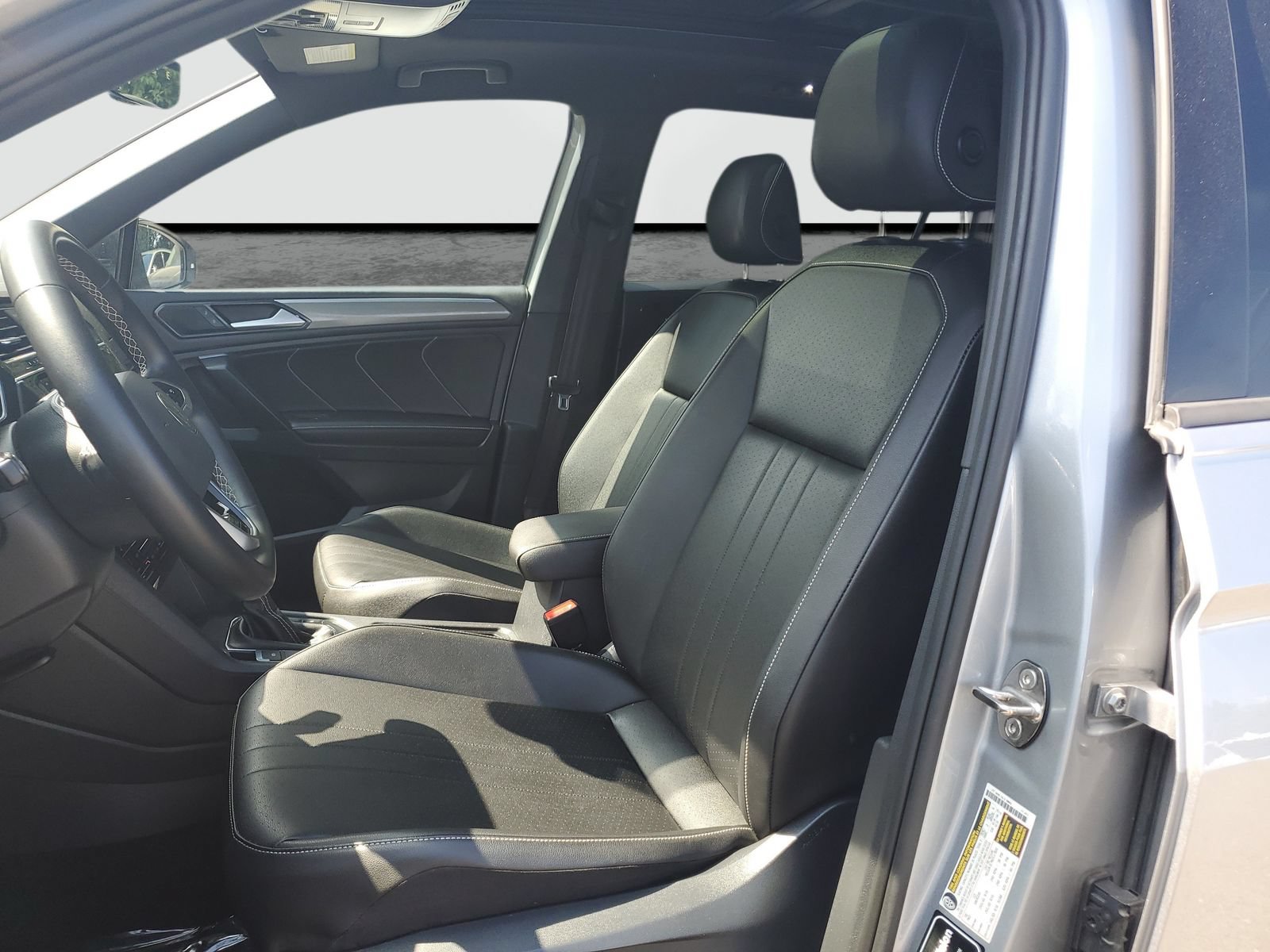 Used 2023 Volkswagen Tiguan SE R-Line FWD image 18