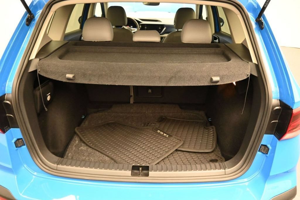Used 2023 Volkswagen Taos SE w/ Panoramic Sunroof Package FWD image 11