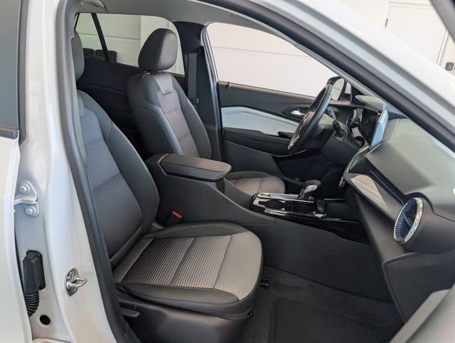 Certified 2025 Chevrolet Trax LT w/ Driver Confidence Package image 15