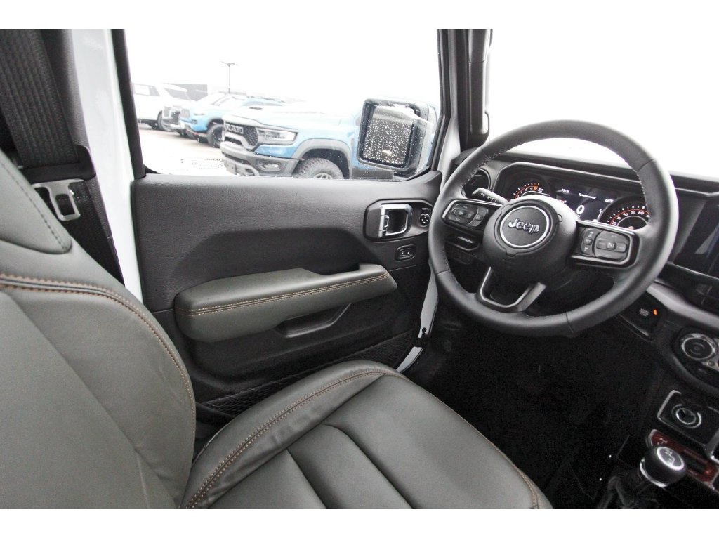 Used 2025 Jeep Gladiator Mojave w/ Convenience Group AWD/4WD image 8