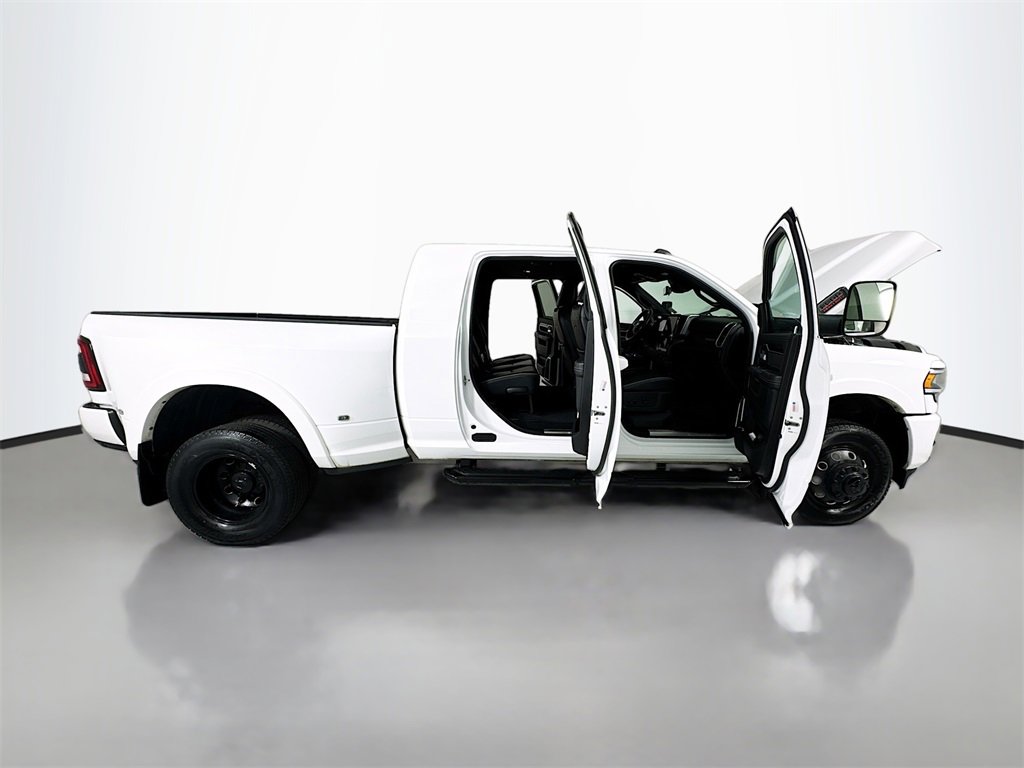 Used 2022 RAM 3500 Laramie w/ Night Edition image 31