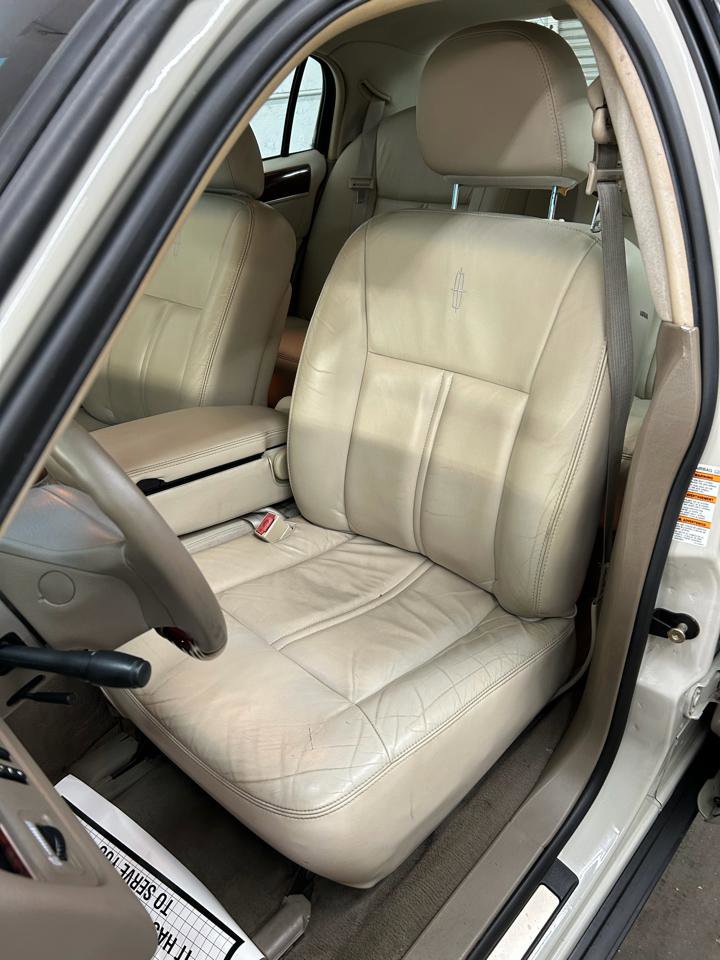 Used 2004 Lincoln Town Car Ultimate RWD image 17