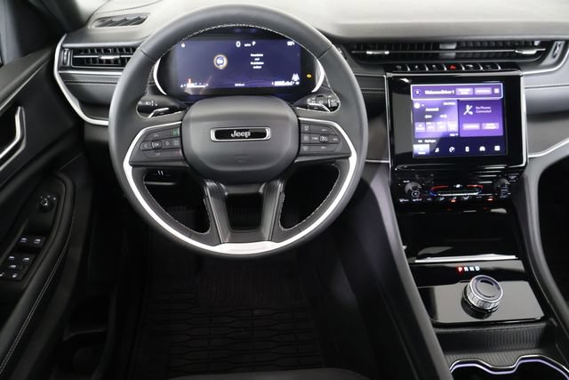 Used 2025 Jeep Grand Cherokee Laredo X RWD image 18