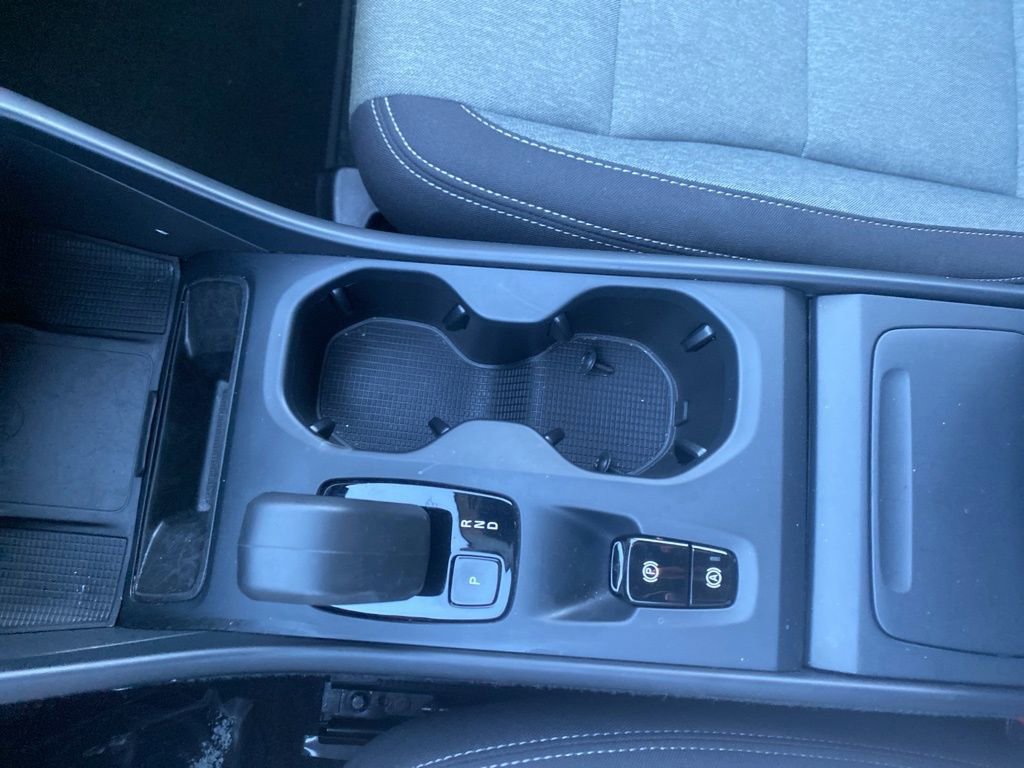 Used 2024 Volvo XC40 B5 Core image 25