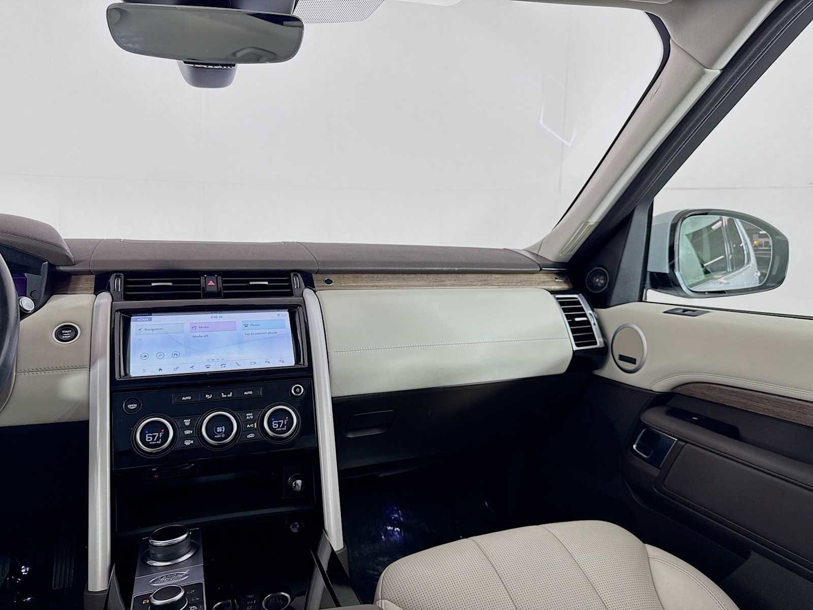 Used 2020 Land Rover Discovery HSE image 31