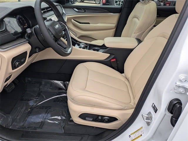 New 2026 Jeep Grand Cherokee Limited w/ Luxury Tech Group II AWD/4WD image 17