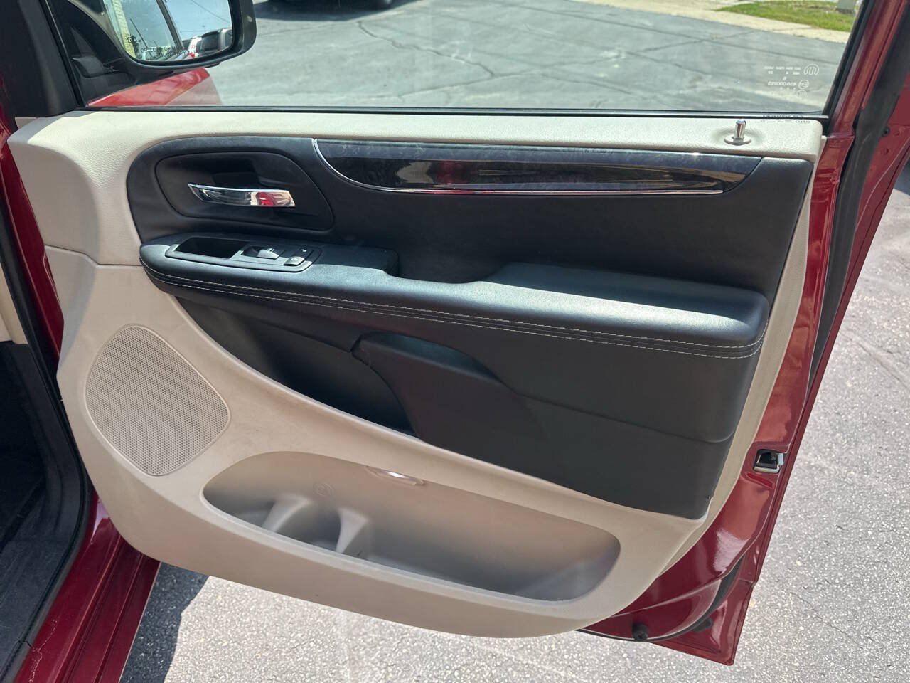 Used 2014 Chrysler Town & Country Touring FWD image 12
