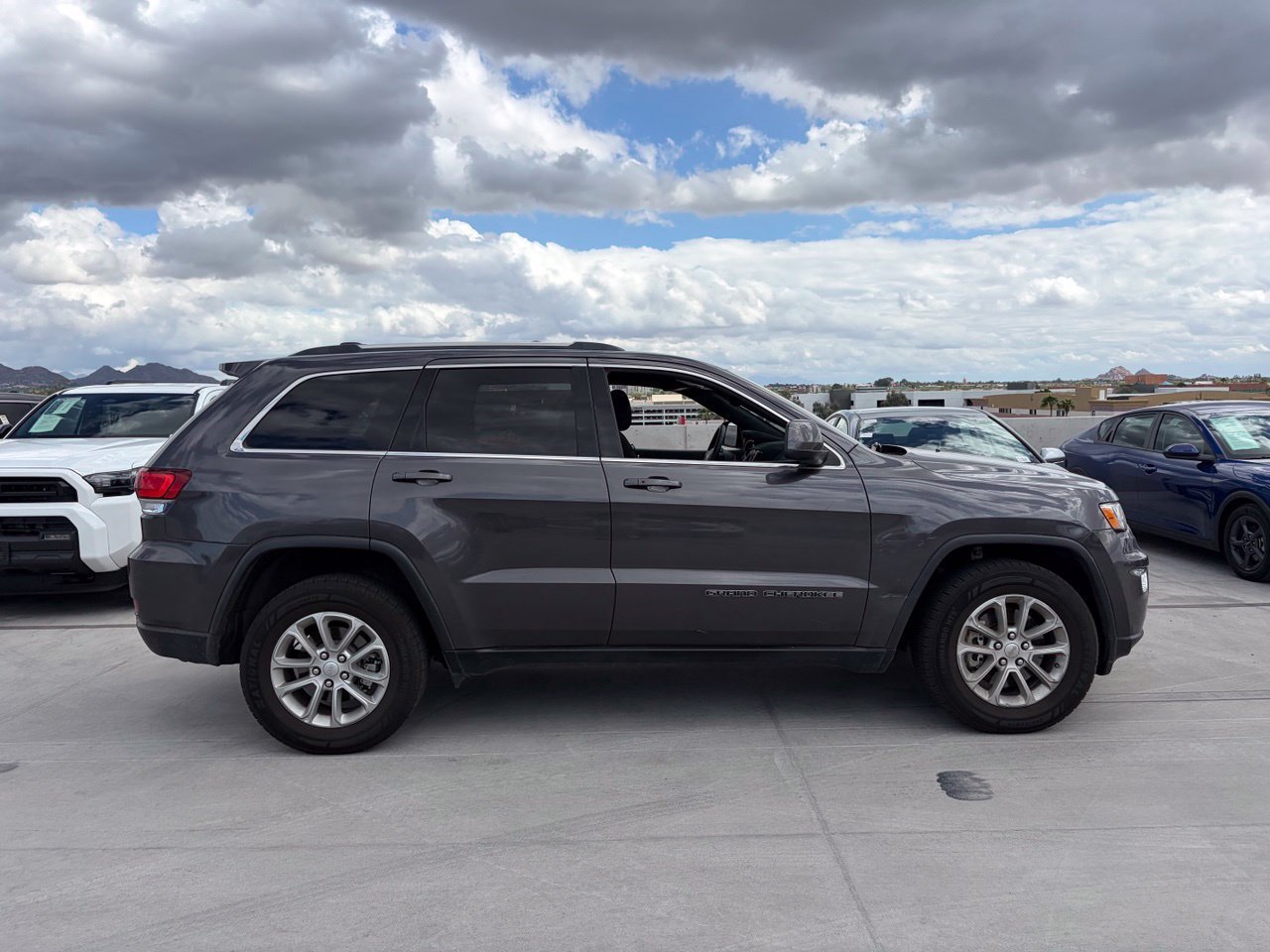 Used 2021 Jeep Grand Cherokee Laredo AWD/4WD image 3