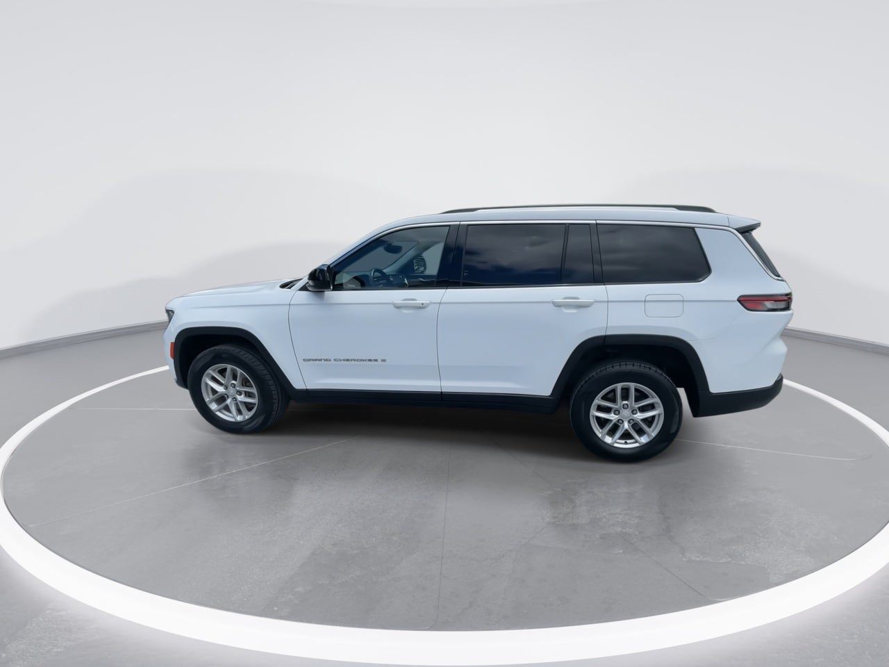 Used 2023 Jeep Grand Cherokee L Laredo AWD/4WD image 5