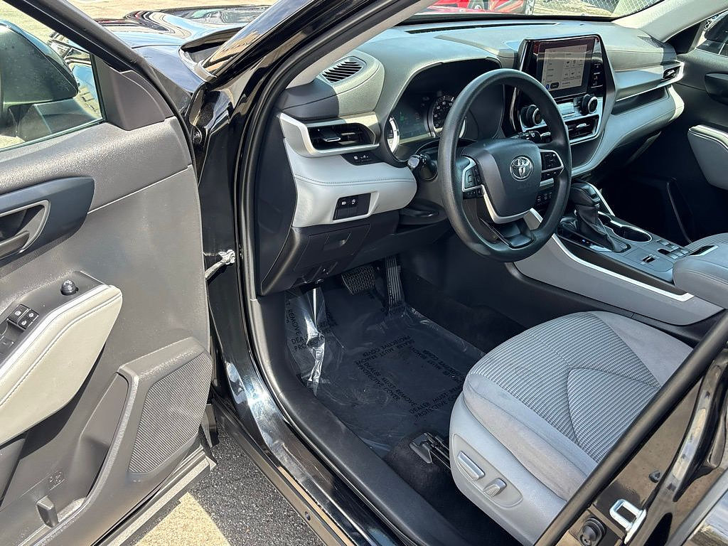 Used 2023 Toyota Highlander L FWD image 8
