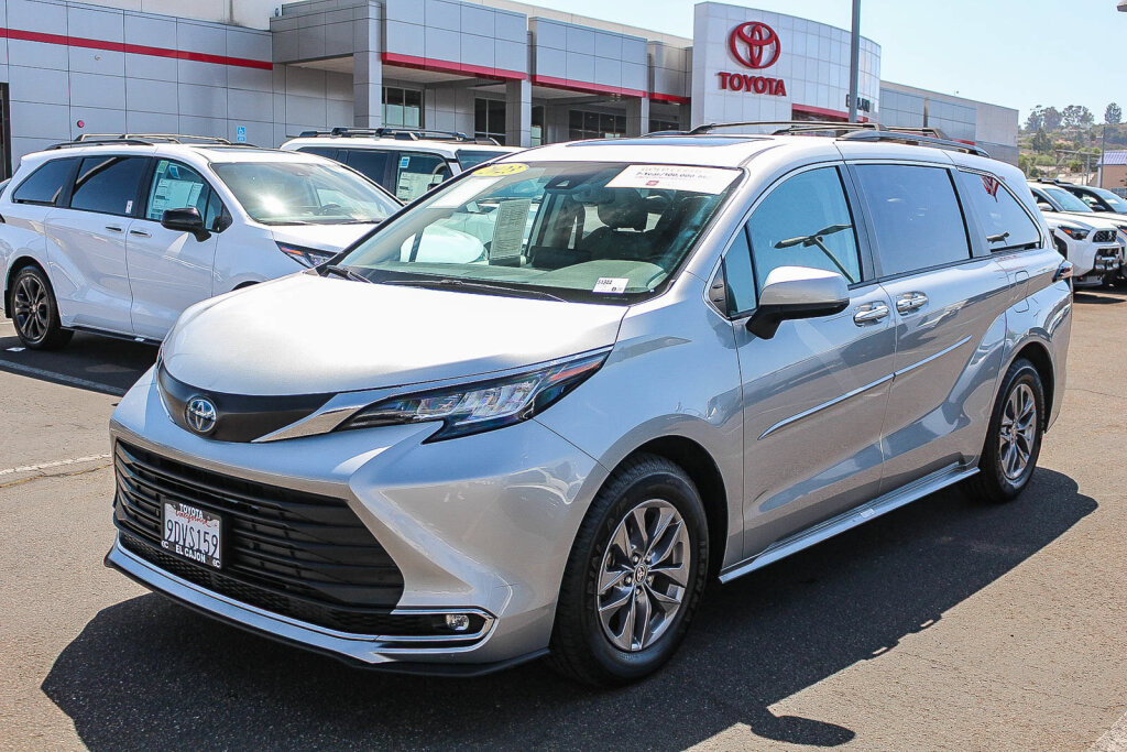 Certified 2023 Toyota Sienna XLE FWD image 23