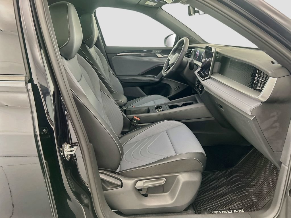 New 2026 Volkswagen Tiguan SE R-Line FWD image 18