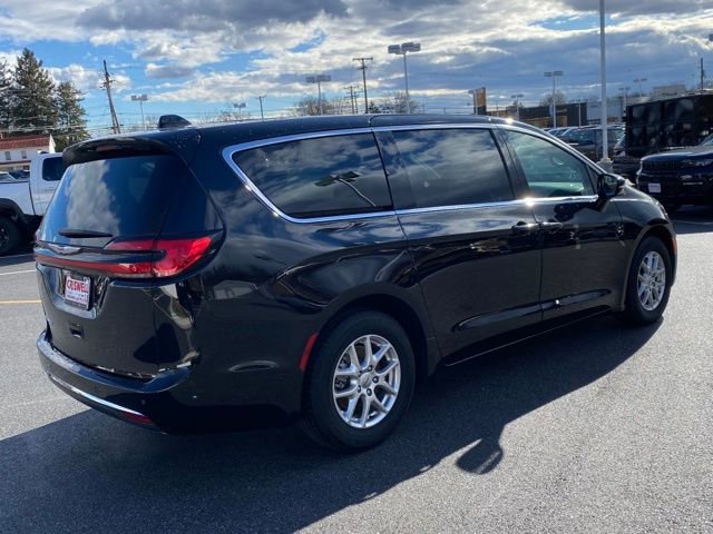 Used 2024 Chrysler Pacifica Touring-L image 5