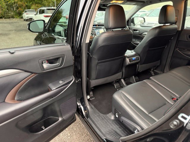 Used 2017 Toyota Highlander XLE AWD/4WD image 12