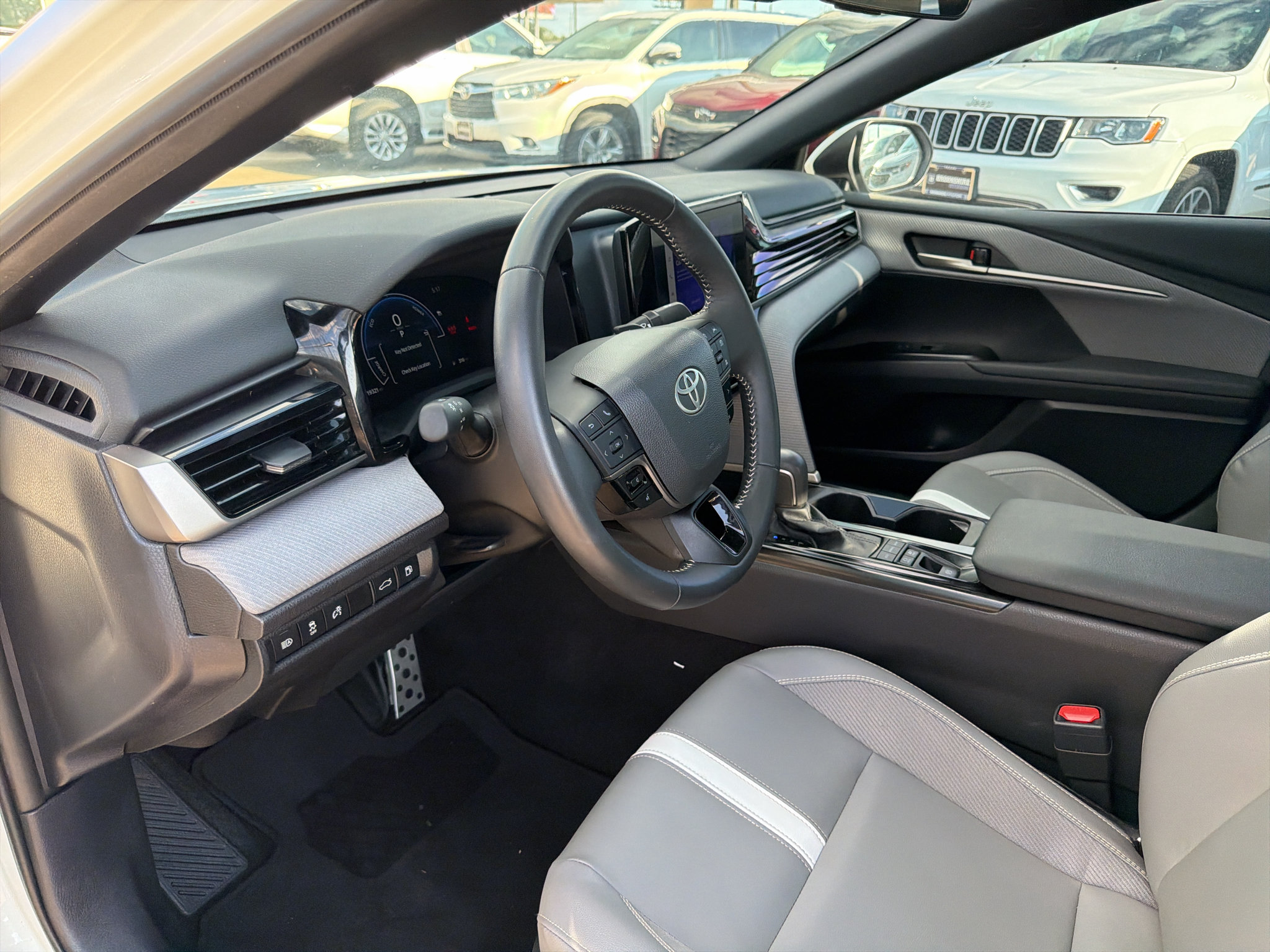 Used 2025 Toyota Camry SE w/ Convenience Package FWD image 29