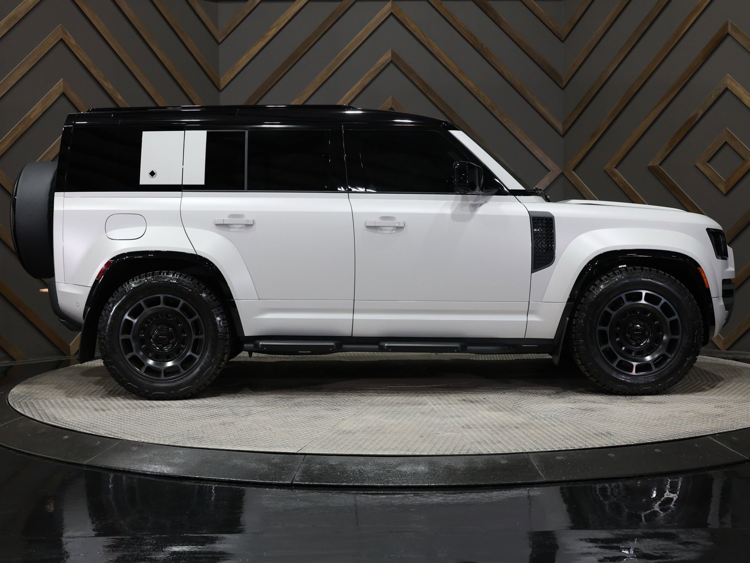 Used 2026 Land Rover Defender 110 image 16