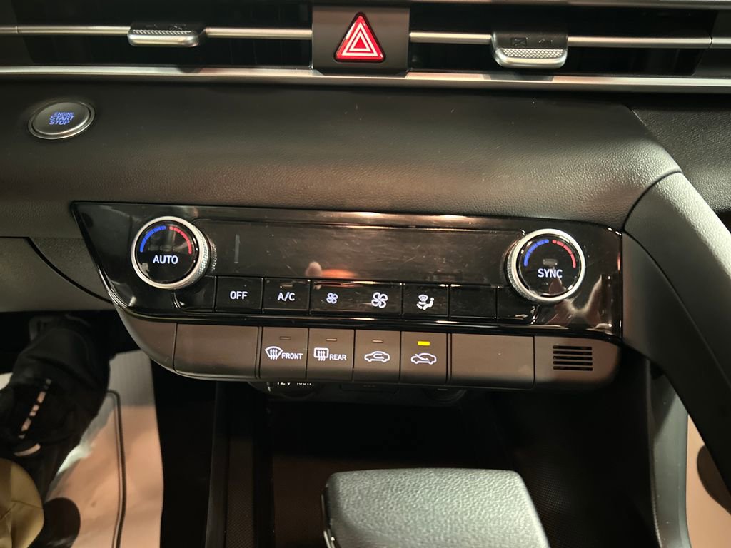 Used 2023 Hyundai Elantra SEL w/ Cargo Package image 17