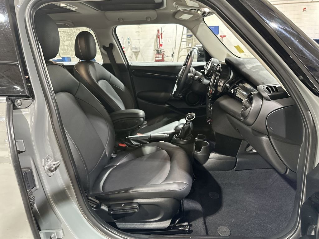 Used 2019 MINI Cooper 4-Door Hardtop image 25