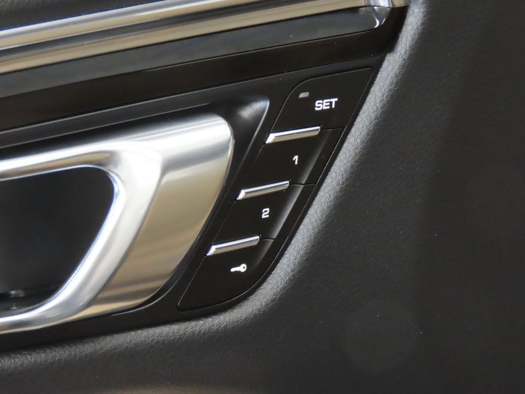 Certified 2026 Porsche Macan AWD/4WD image 36