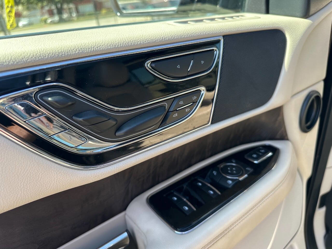 Used 2019 Lincoln Navigator L Reserve image 26