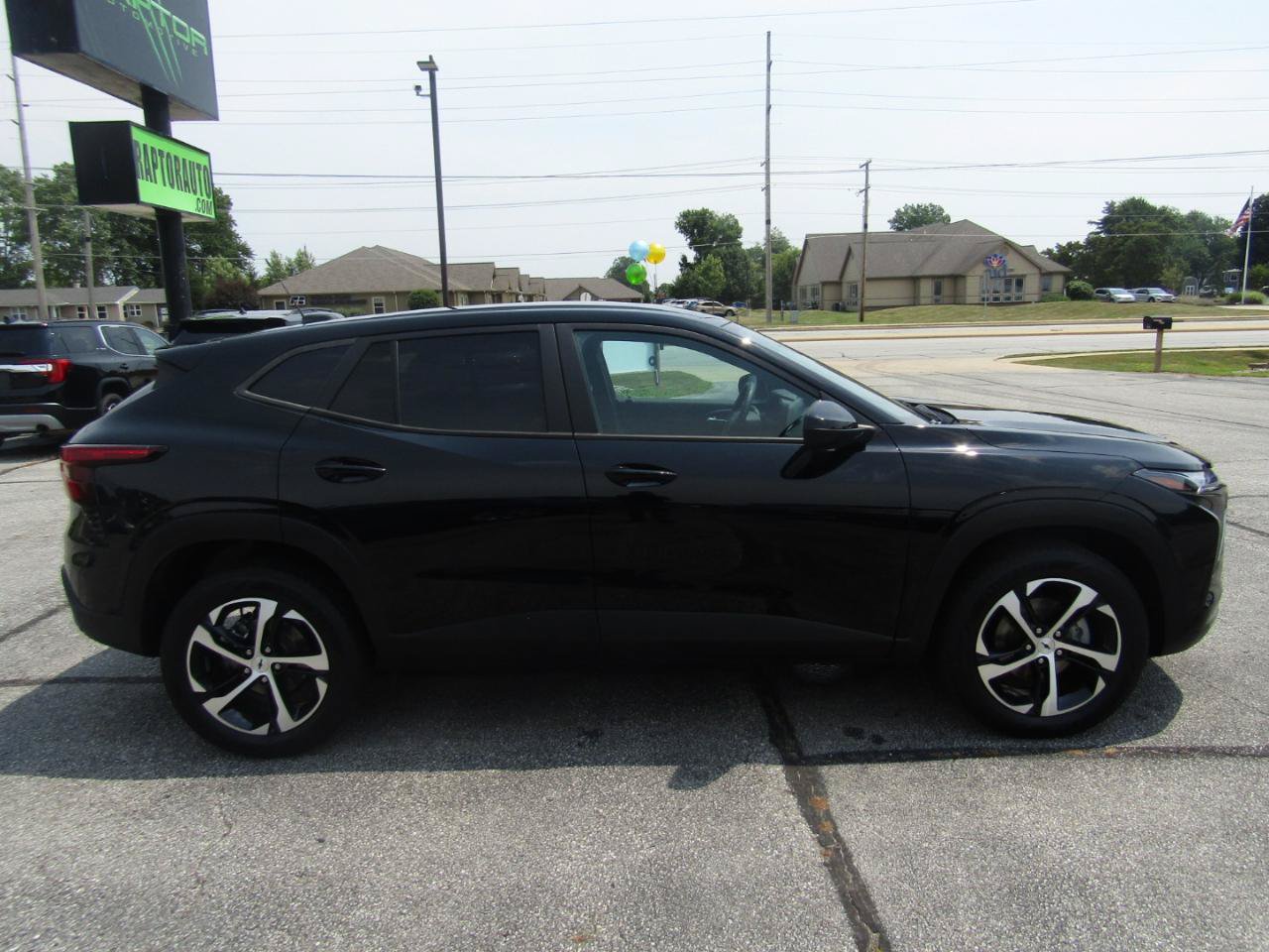 Used 2025 Chevrolet Trax RS FWD image 9