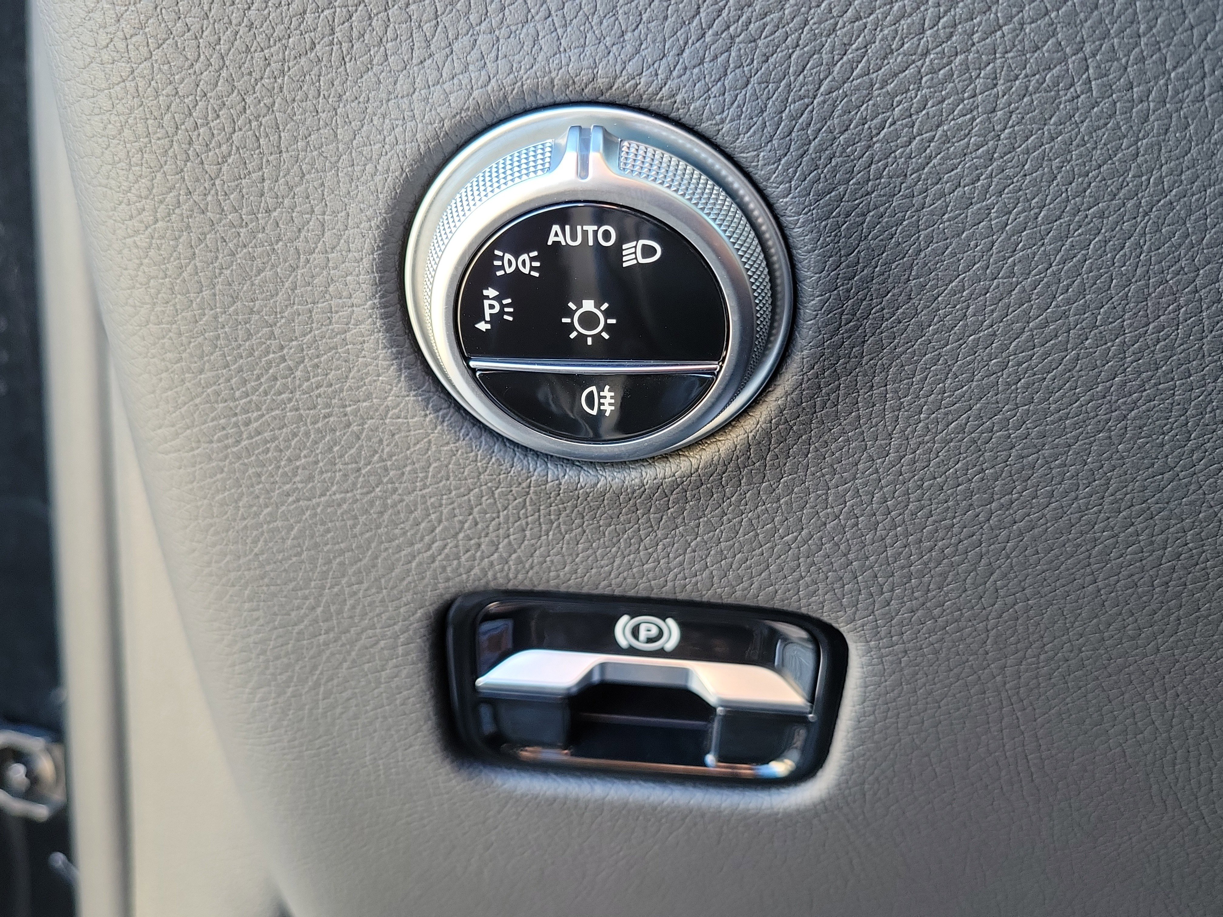 Used 2024 Mercedes-Benz GLC 300 w/ Winter Package image 25