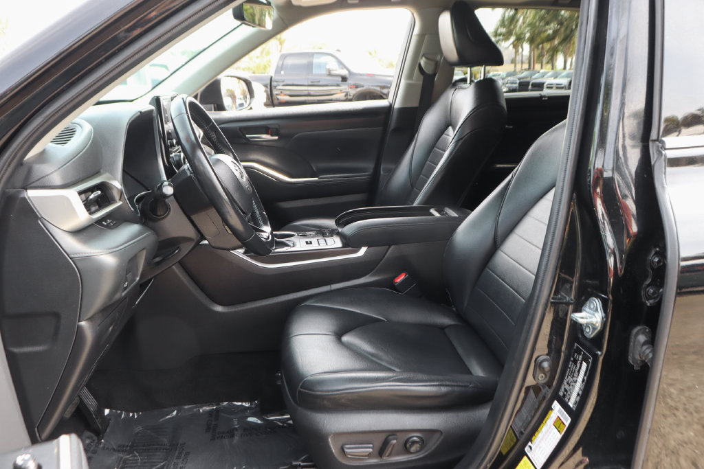 Used 2021 Toyota Highlander XLE AWD/4WD image 19