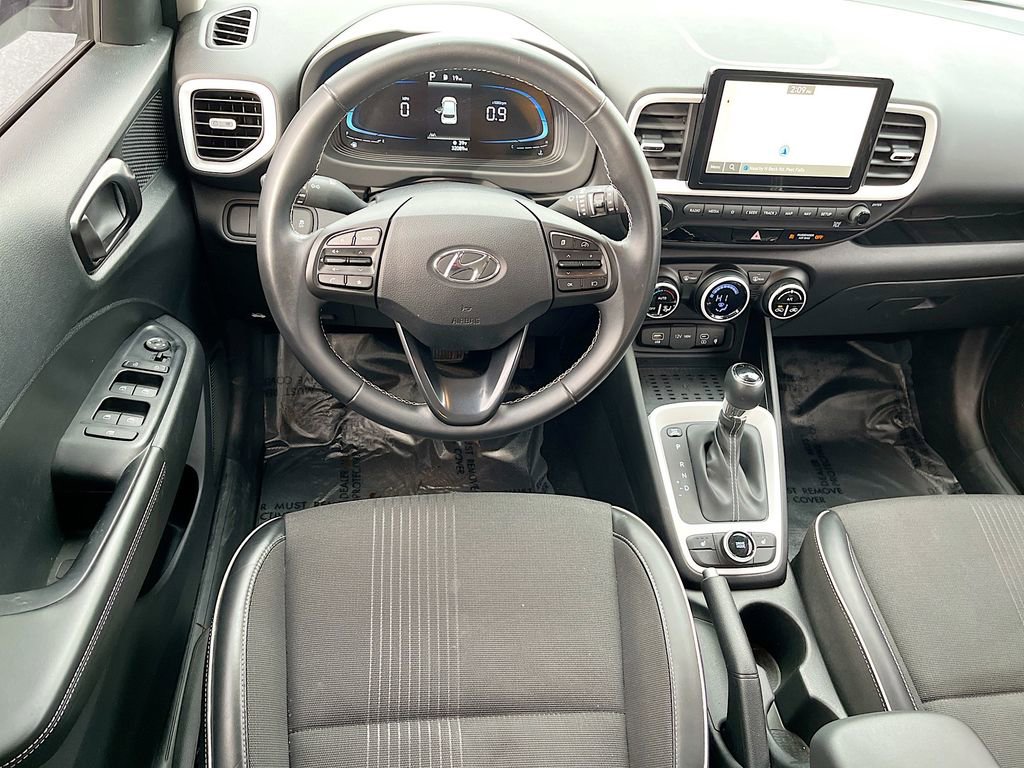 Used 2023 Hyundai Venue Limited image 21