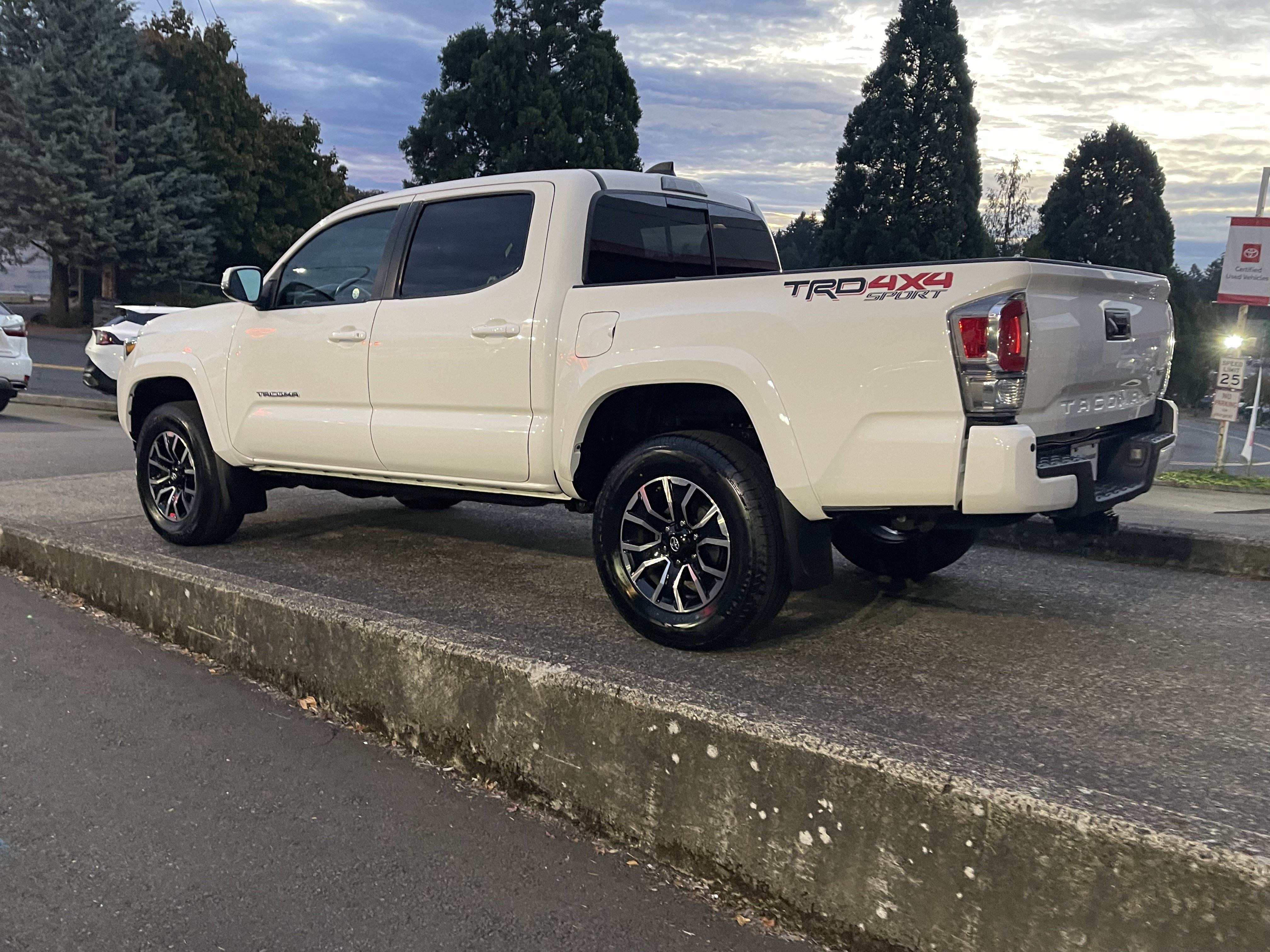 Certified 2020 Toyota Tacoma TRD Sport w/ Technology Package AWD/4WD image 5