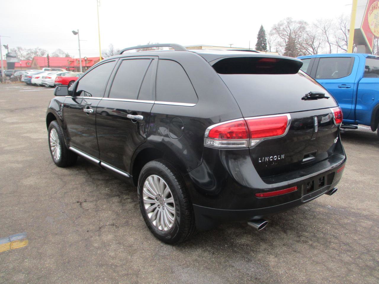 Used 2012 Lincoln MKX FWD image 4