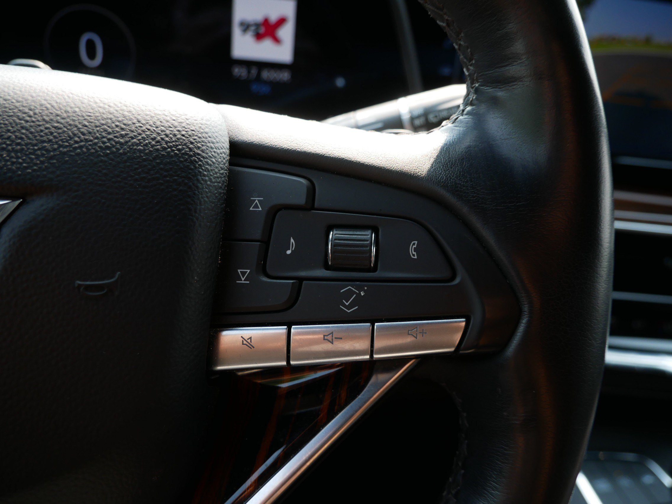 Used 2023 Cadillac Escalade ESV Premium Luxury w/ LPO, Radiant Package AWD/4WD image 29