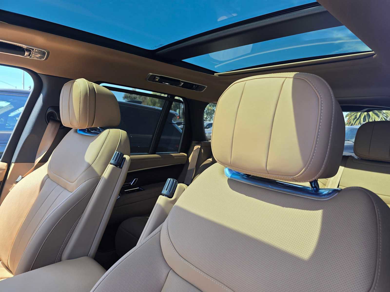 New 2025 Land Rover Range Rover SE image 25