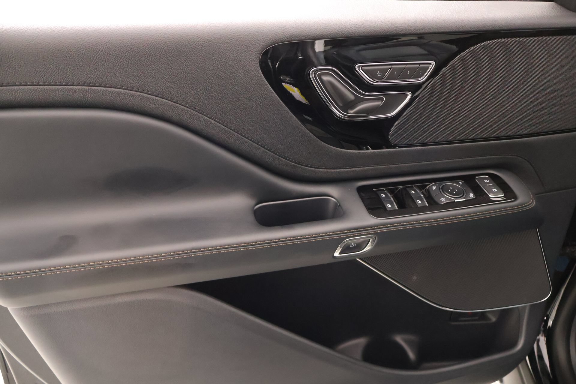 New 2026 Lincoln Aviator AWD image 17