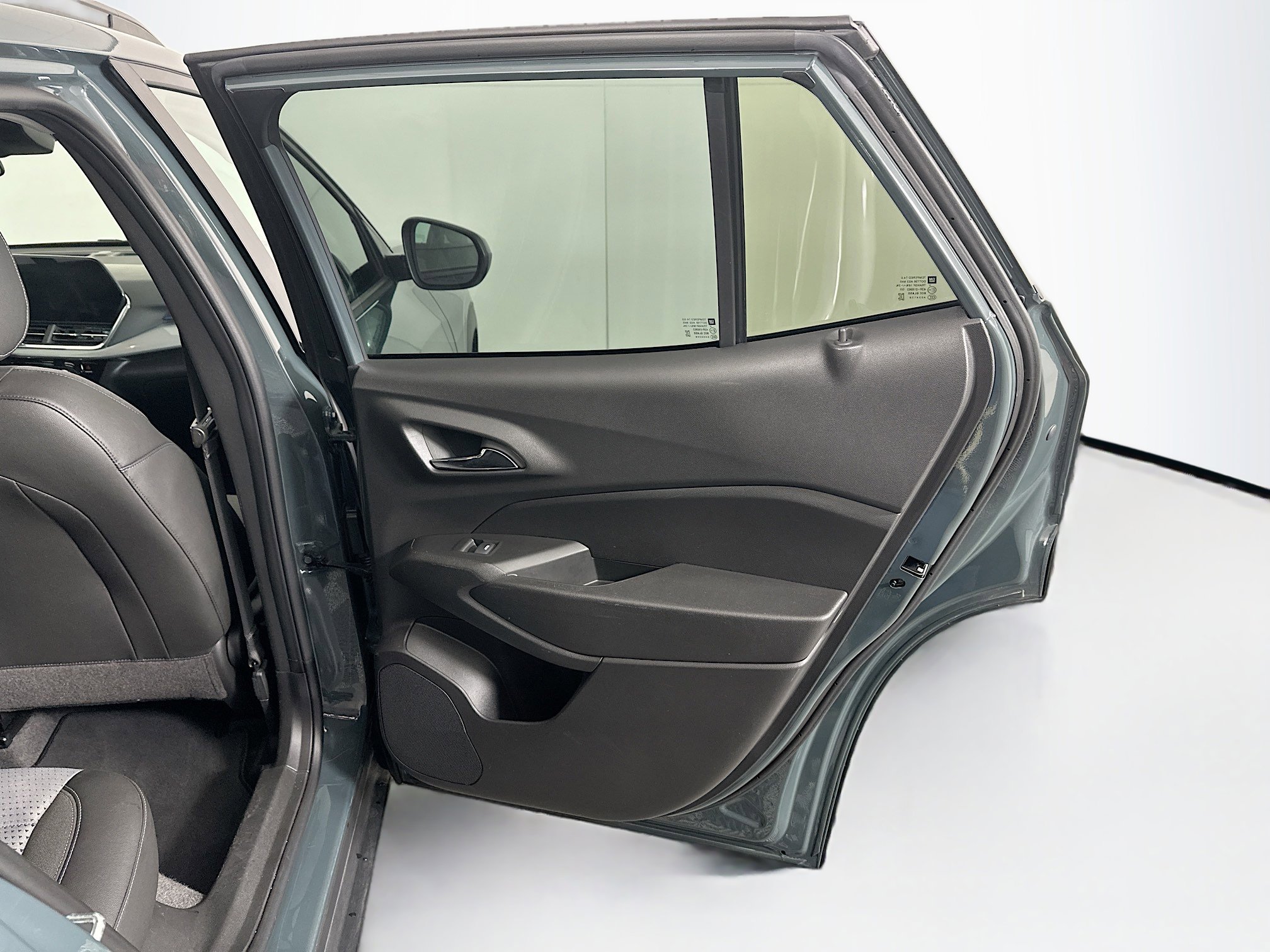 Used 2025 Chevrolet Trax LT w/ LT Convenience Package image 27