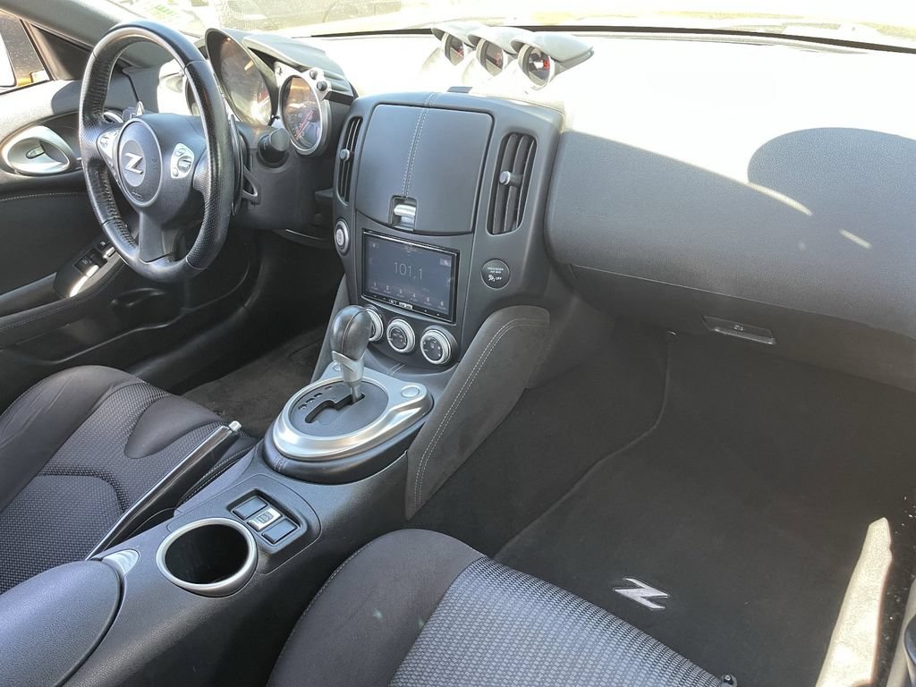Used 2018 Nissan 370Z Roadster RWD image 12